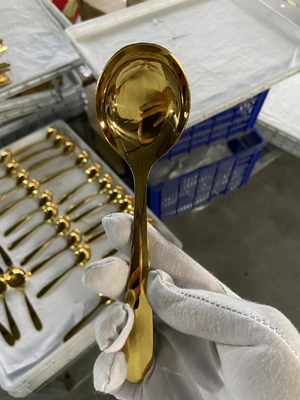 Máquina de revestimento a vácuo PVD de cor de ouro automática profissional para artigos de mesa