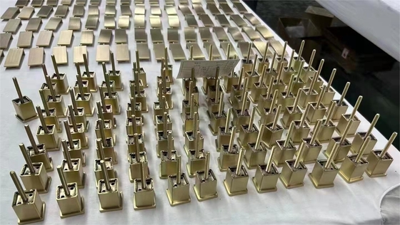 Máquina de revestimento PVD decorativa de peças de hardware metálicas pequenas