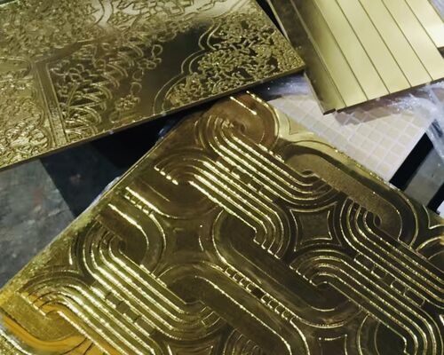 Máquina de revestimento PVD totalmente automática de cor brilhante para equipamento de chapeamento a vácuo de ornamento de telha durável e resistente ao desgaste